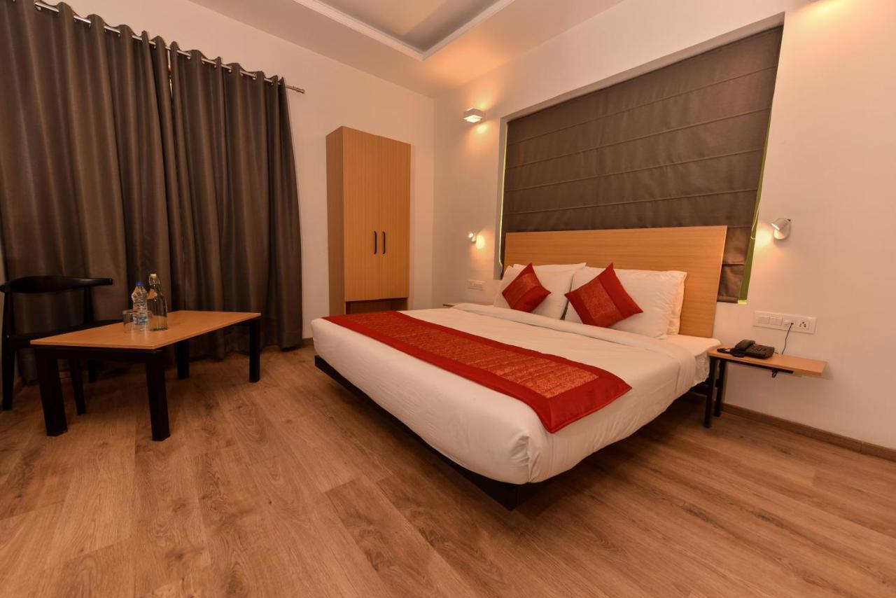 Hotel Admire Inn "Near Atal Chowk, Sector 15, Vasundhara" غازي أباد المظهر الخارجي الصورة