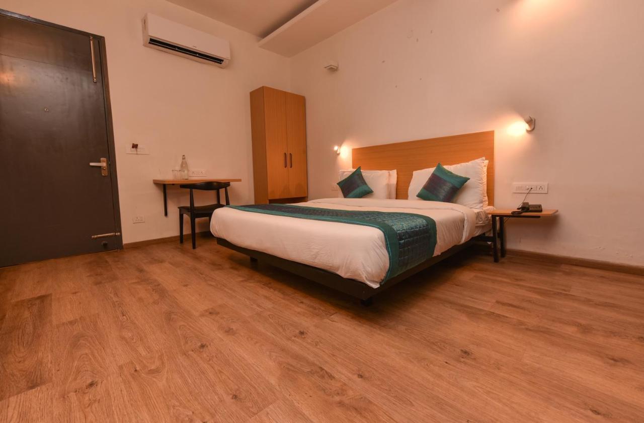 Hotel Admire Inn "Near Atal Chowk, Sector 15, Vasundhara" غازي أباد المظهر الخارجي الصورة